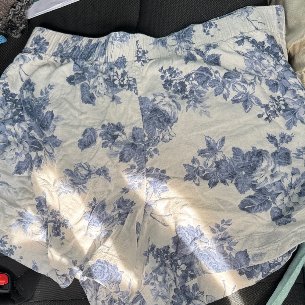 Abercrombie & Fitch Cream Shorts with Blue Floral Print - Picture 5 of 9